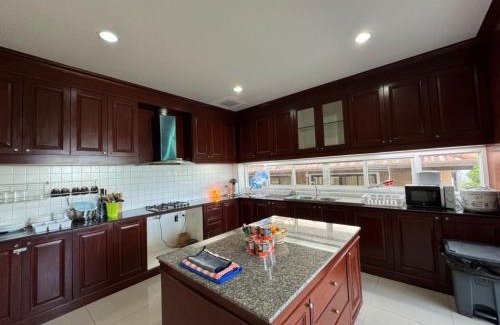Ratsada Villa | Discover The Phuket Pool Villa: 4-Star Family Retreat