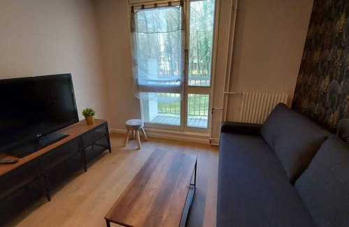 Cergy Apartment | Tranquil Retreat Downtown with Private Garage & Netflix