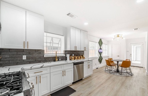 Nassau Bay House | Prime Location: The Pierre near Nasa and Kemah with Pool