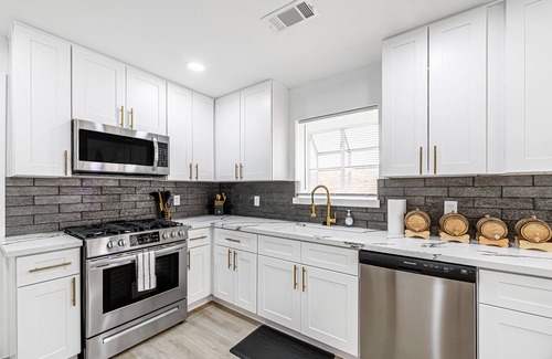 Nassau Bay House | Prime Location: The Pierre near Nasa and Kemah with Pool