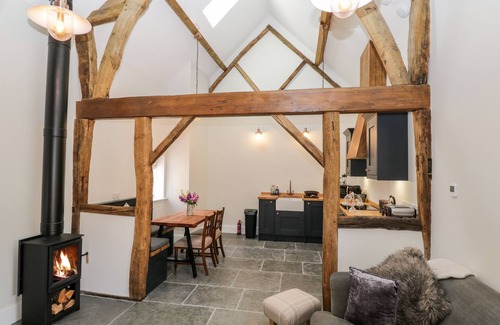 Hereford House | Discover The Piggery: Pet-Friendly Cottage with Hot Tub