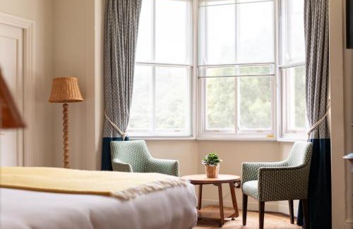 Peninsula Hotel | Discover The Pilot Inn: Family-Friendly Retreat with Dining