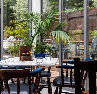 Peninsula Hotel | Discover The Pilot Inn: Family-Friendly Retreat with Dining