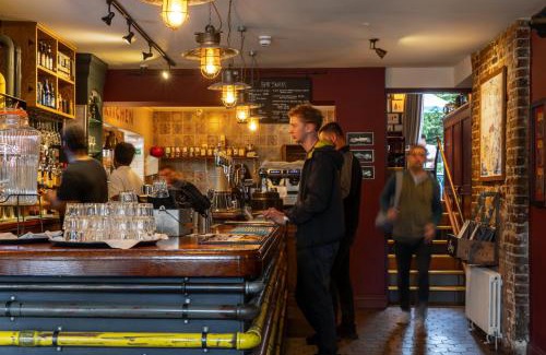 Peninsula Hotel | Discover The Pilot Inn: Family-Friendly Retreat with Dining