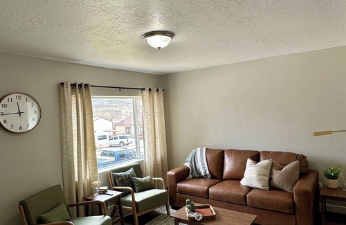 Frontier House | Downtown Pine House: Renovated Retreat for Families & Pets