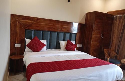 The Mall Road House | Cozy Family Retreat at The Pine Of Golden Home Stay