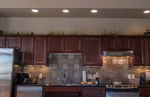 Stanley Hills Condo | Relax at The Pinecone Cottage with Hot Tub & Mountain Views