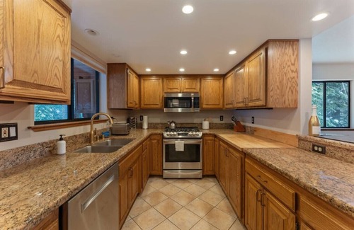Kingswood Estates House | Pinecrest Retreat: Beach Access, Hot Tub & Breathtaking Views