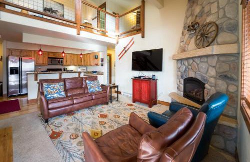 Steamboat Springs Apartment | Unforgettable Stay at The Pines with Hot Tub & 10/10 Rating