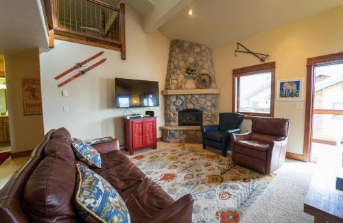 Steamboat Springs Apartment | Unforgettable Stay at The Pines with Hot Tub & 10/10 Rating