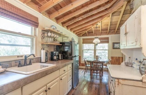 Bells Cabin | Inviting Log Cabin Retreat Nestled in the Pines with Breakfast