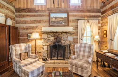 Bells Cabin | Inviting Log Cabin Retreat Nestled in the Pines with Breakfast