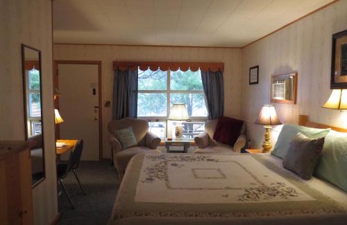 Newcastle Hotel | Eco-Friendly Getaway at The Pines Country Inn with Hot Tub