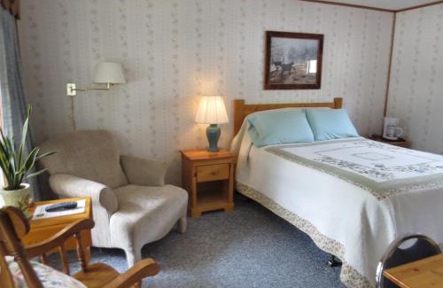 Newcastle Hotel | Eco-Friendly Getaway at The Pines Country Inn with Hot Tub