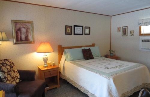 Newcastle Hotel | Eco-Friendly Getaway at The Pines Country Inn with Hot Tub