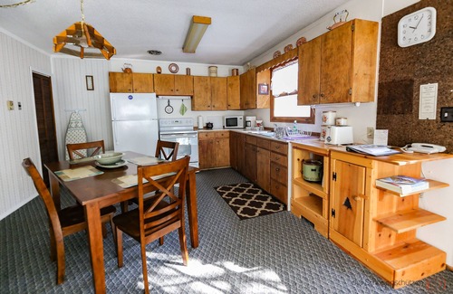Newcastle Hotel | Cozy Pines Country Inn: Family-Friendly with Breakfast Included