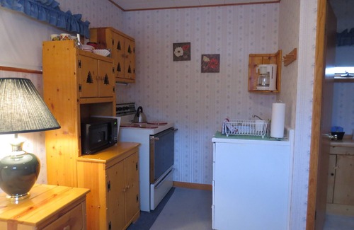Newcastle Hotel | Cozy Pines Country Inn: Family-Friendly with Breakfast Included