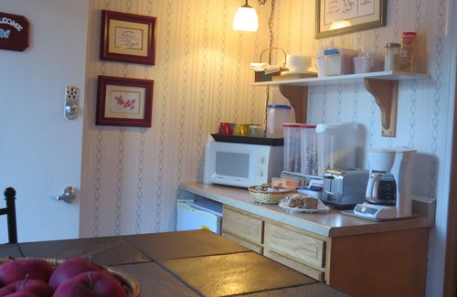 Newcastle Hotel | Cozy Pines Country Inn: Family-Friendly with Breakfast Included