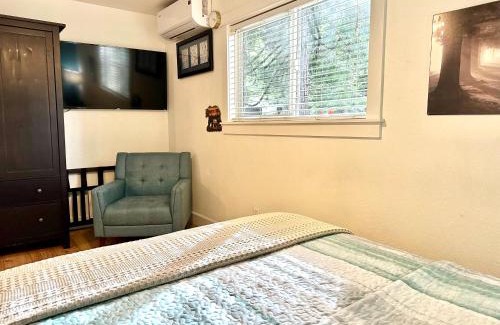 Grass Valley Hotel | Discover The Pines Inn and Cottages: Pet Friendly Retreat