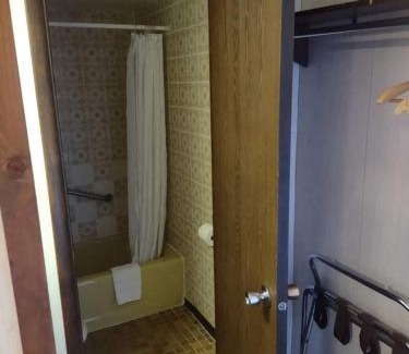 St. Maries Hotel | Pet-Friendly Stay at The Pines Motel - 4-Star Comfort Awaits