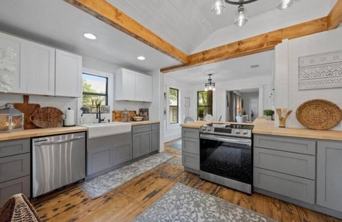 Waco House | The Pinewood House - 3-bedroom house in the heart of Waco