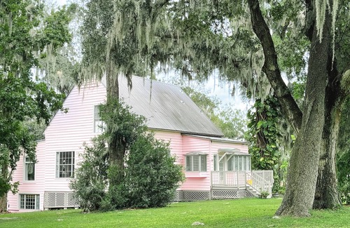 Lakeland House | Experience The Pink House at Crews Lake Ranch: Pet Friendly