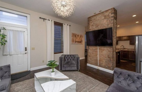 Cincinnati House | Experience The Pink House: 10/10 Rated Near Downtown Cincinnati