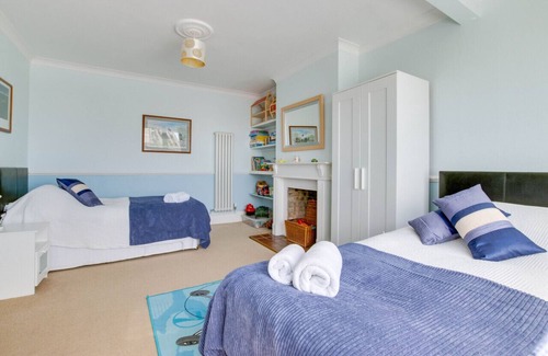 Felixstowe House | The Pink House - Three Bedroom House, Sleeps 6
