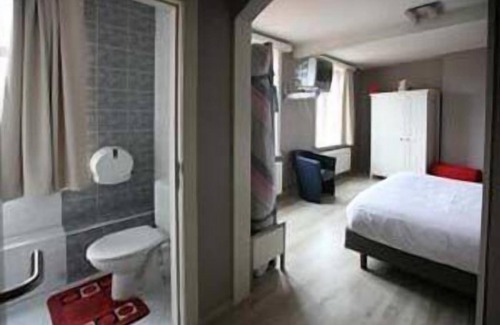 Westende Hotel | Discover Comfort at The Piper's Pub with Pool & Spa