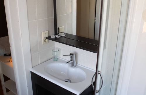 Westende Hotel | Discover Comfort at The Piper's Pub with Pool & Spa