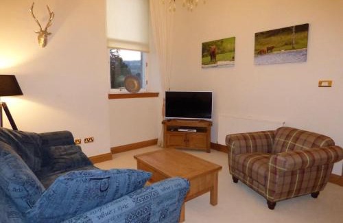 Arden Apartment | Guest Favorite: The Pipers No 7 Lomond Castle Retreat