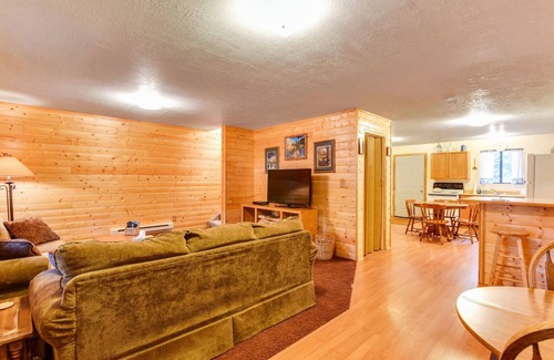 Meadow View Heights Cabin | ```html
Ideal Family Retreat at The Pit Stop - Sleeps 10 Guests
```