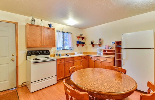 Meadow View Heights Cabin | ```html
Ideal Family Retreat at The Pit Stop - Sleeps 10 Guests
```