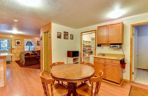 Meadow View Heights Cabin | ```html
Ideal Family Retreat at The Pit Stop - Sleeps 10 Guests
```