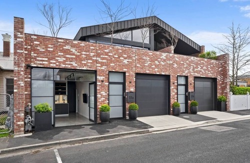 Geelong West Apartment | Stylish Getaway at The Pix - Rated 10/10 with Breakfast