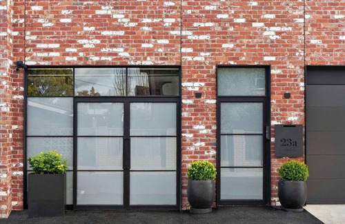 Geelong West Apartment | Stylish Getaway at The Pix - Rated 10/10 with Breakfast
