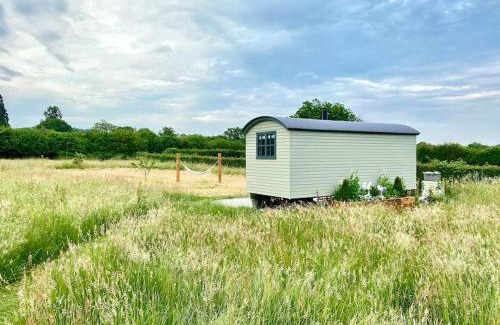 Hever House | Delightful Retreat: The Place to Bee with Hot Tub Access