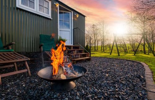 Roosebeck House | Relax at The Pleasant Hut with Ocean Views & Family Fun