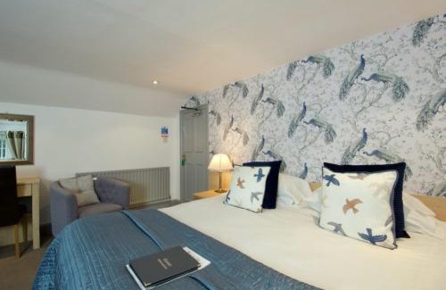 Hathersage Hotel | Experience Comfort at The Plough Inn - 4-Star Family Retreat