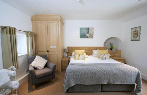 Hathersage Hotel | Experience Comfort at The Plough Inn - 4-Star Family Retreat