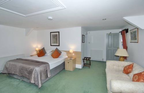 Hathersage Hotel | Experience The Plough Inn: Family-Friendly with Top Amenities