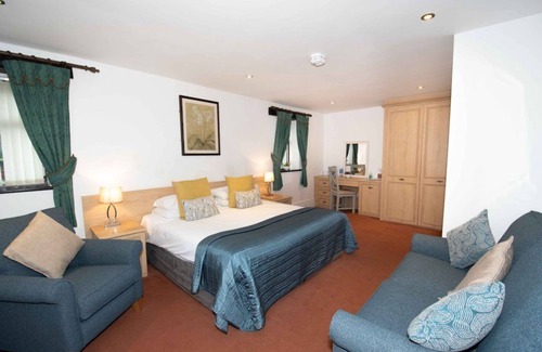 Hathersage Hotel | Experience The Plough Inn: Family-Friendly with Top Amenities