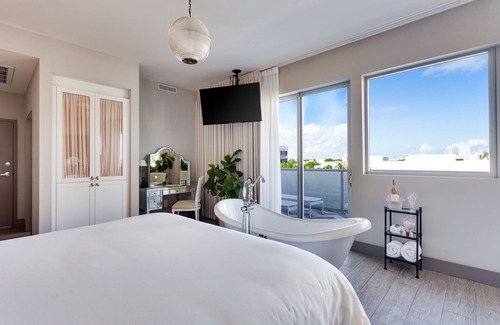 City Center Hotel | Experience The Plymouth South Beach: 4-Star Ocean View Retreat