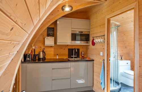 Shoscombe Ski Chalet | Top-Rated Comfort at The Pods: Enjoy Breakfast & More