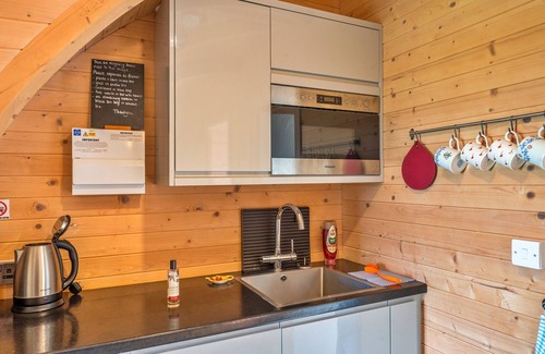 Shoscombe Ski Chalet | Top-Rated Comfort at The Pods: Enjoy Breakfast & More