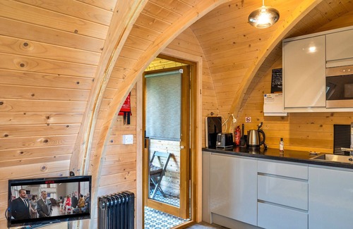 Shoscombe Ski Chalet | Top-Rated Comfort at The Pods: Enjoy Breakfast & More