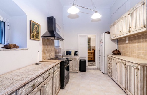 Dafnata Cottage | Discover The Poet's House: Pet-Friendly Oasis with Pool
