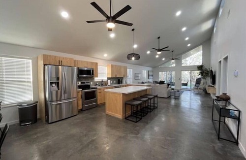 Eagle Rock Cabin | Modern Retreat: Experience Lake Views Steps from Table Rock