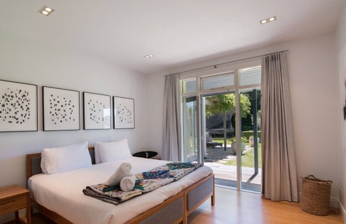 Arthur's Point House | Relax at The Point - Villa by the River with Spa & Hot Tub