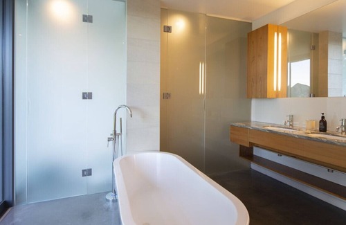 Arthur's Point House | Relax at The Point - Villa by the River with Spa & Hot Tub